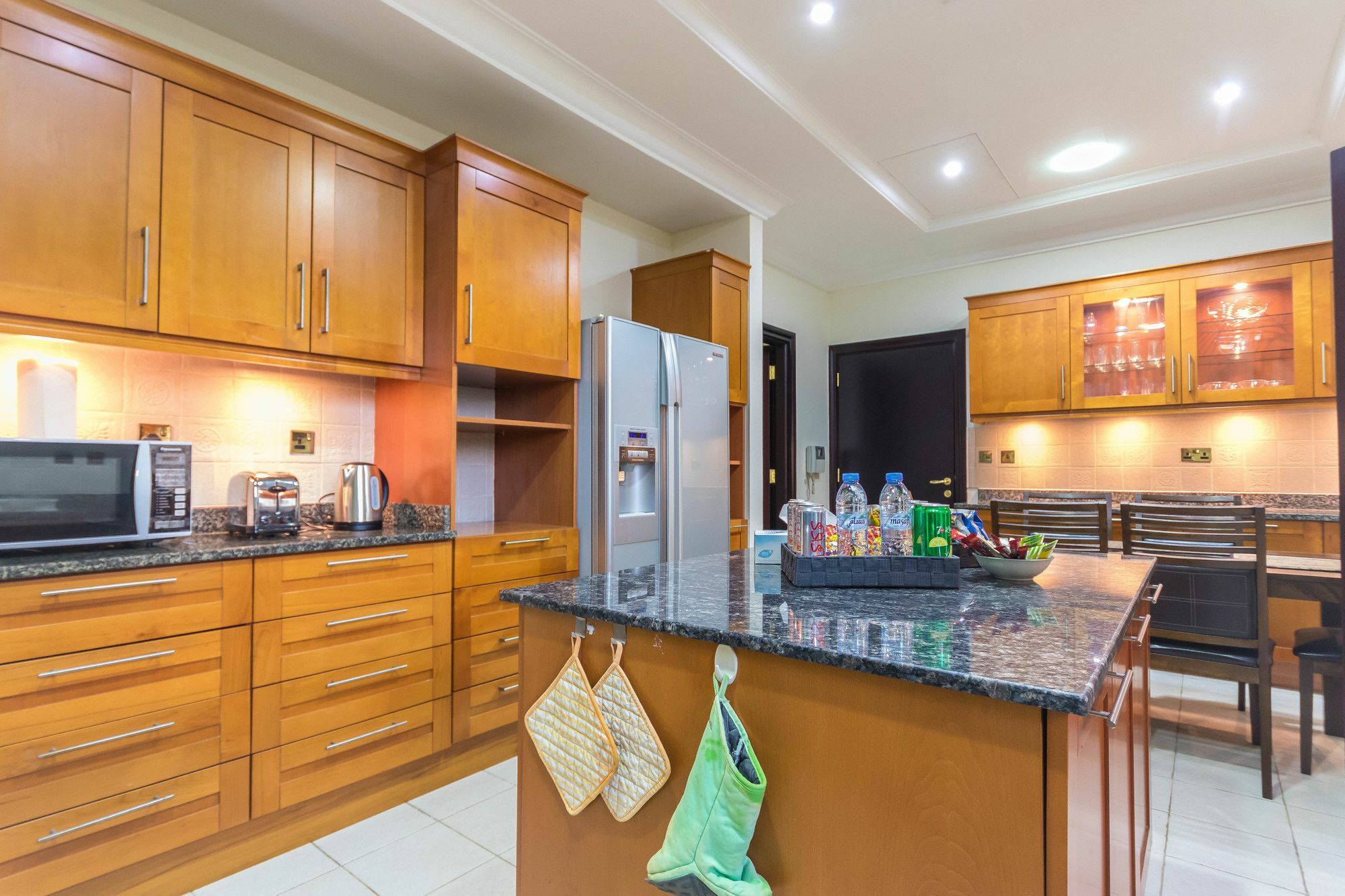דובאי Yanjoon Holiday Homes - Palm Jumeirah Frond A Villas מראה חיצוני תמונה